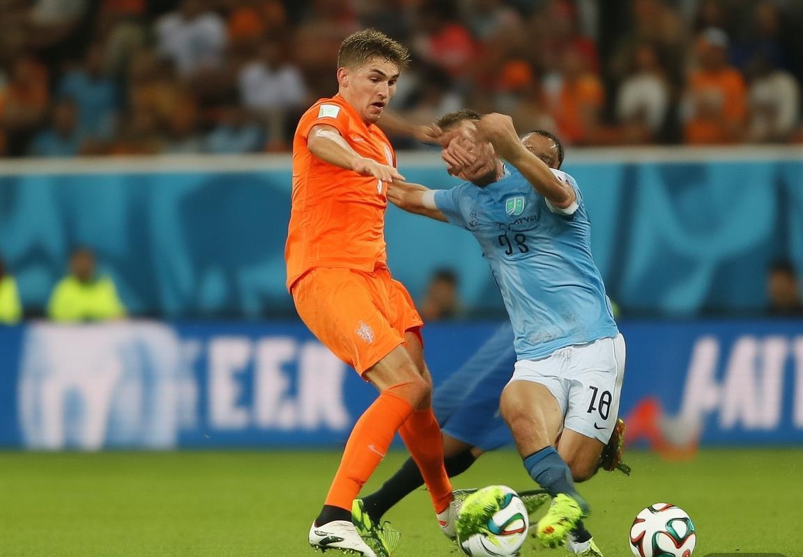 2014世界杯荷兰VS乌拉圭：巅峰对决经典回顾(图4)